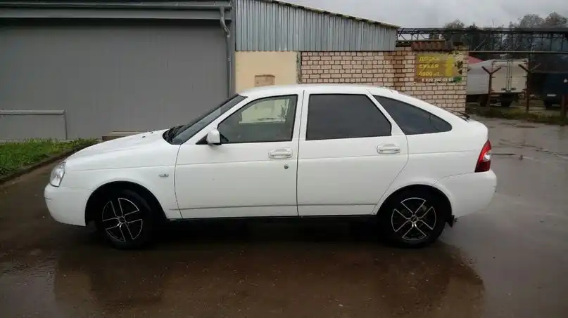 Фото автомобиля LADA 2172 PRIORA, 2010 — госномер Т198ТХ33. Цвет: Белый