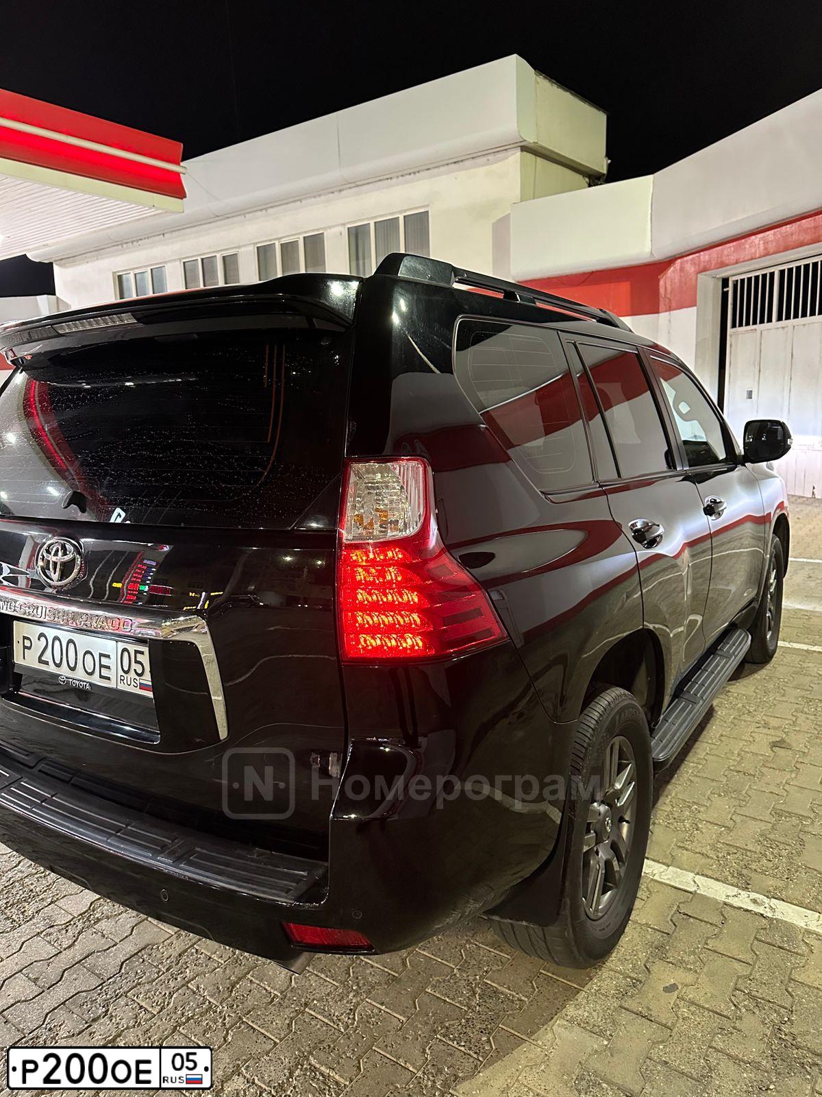 Фото автомобиля TOYOTA LANDCRUISER, 2009 — госномер Р200ОЕ05. Цвет: ЧЕРНЫЙ
