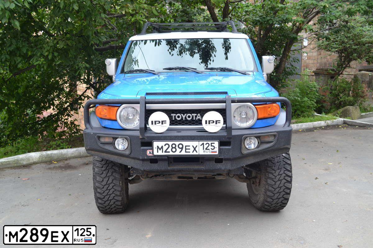 Фото автомобиля TOYOTA FJ CRUISER, 2007 — госномер М289ЕХ125. Цвет: белый синий