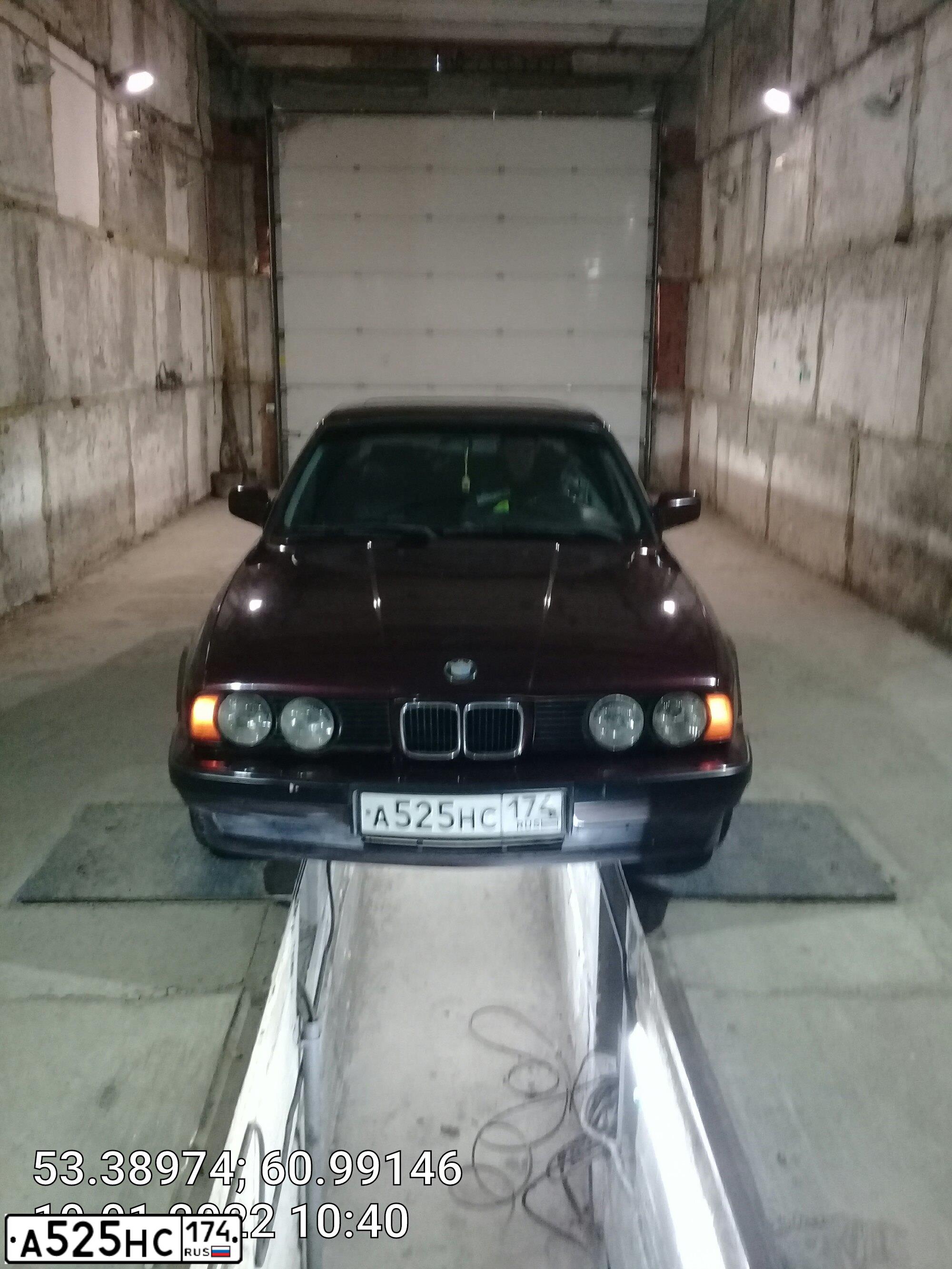 Фото автомобиля BMW SERIE 5, 1991 — госномер А525НС174. Цвет: ТЕМНО-КРАСНЫЙ
