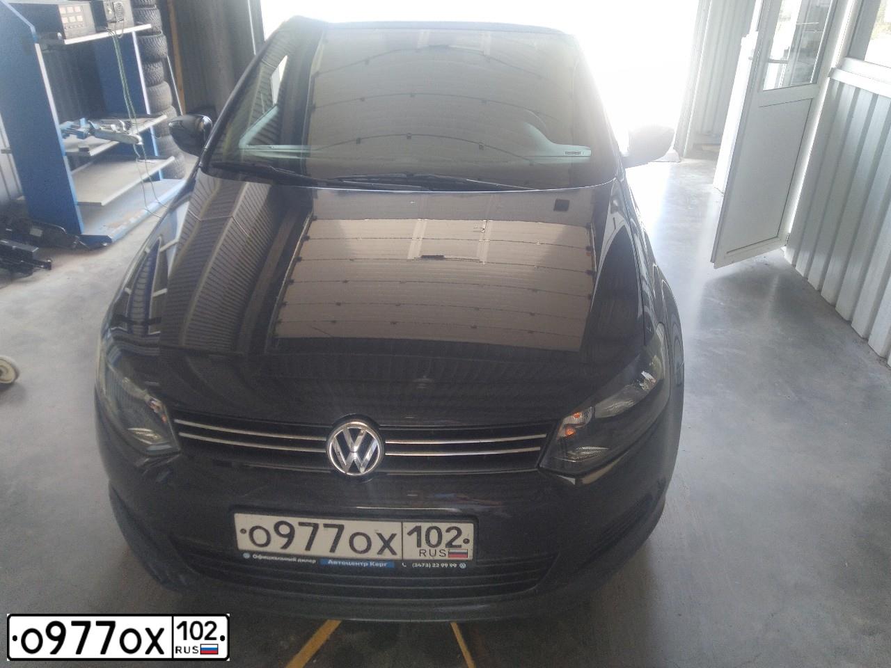 Фото автомобиля VOLKSWAGEN POLO, 2013 — госномер О977ОХ102. Цвет: СЕРЫЙ