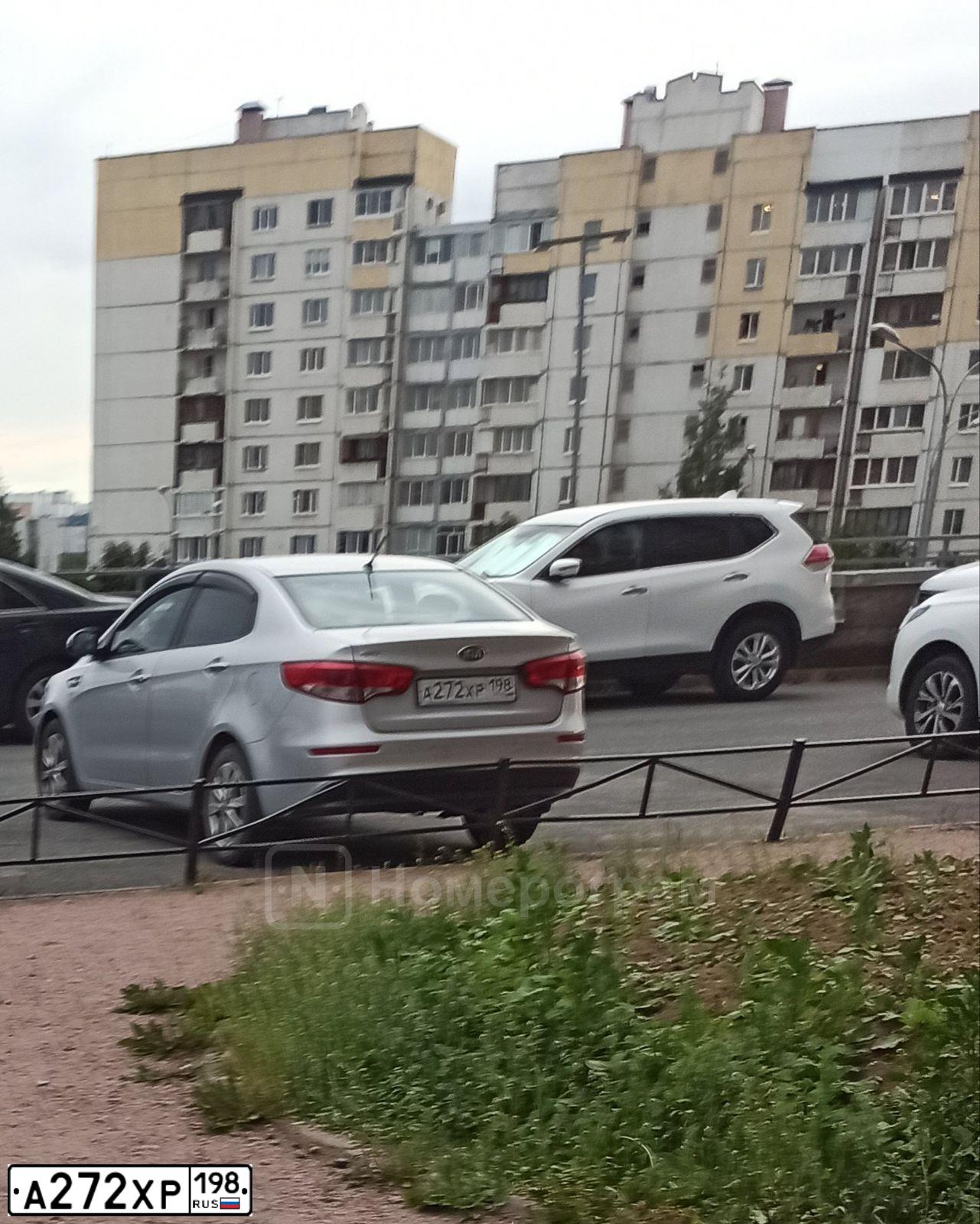 Фото автомобиля KIA RIO, 2016 — госномер А272ХР198. Цвет: Серебристый