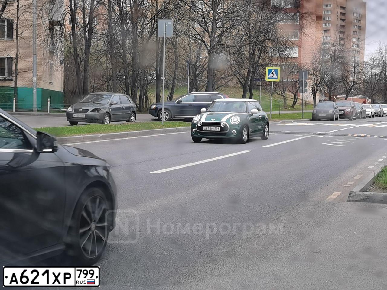 Фото автомобиля MINI COOPER, 2021 — госномер Н043ВР550. Цвет: ЗЕЛЕНЫЙ