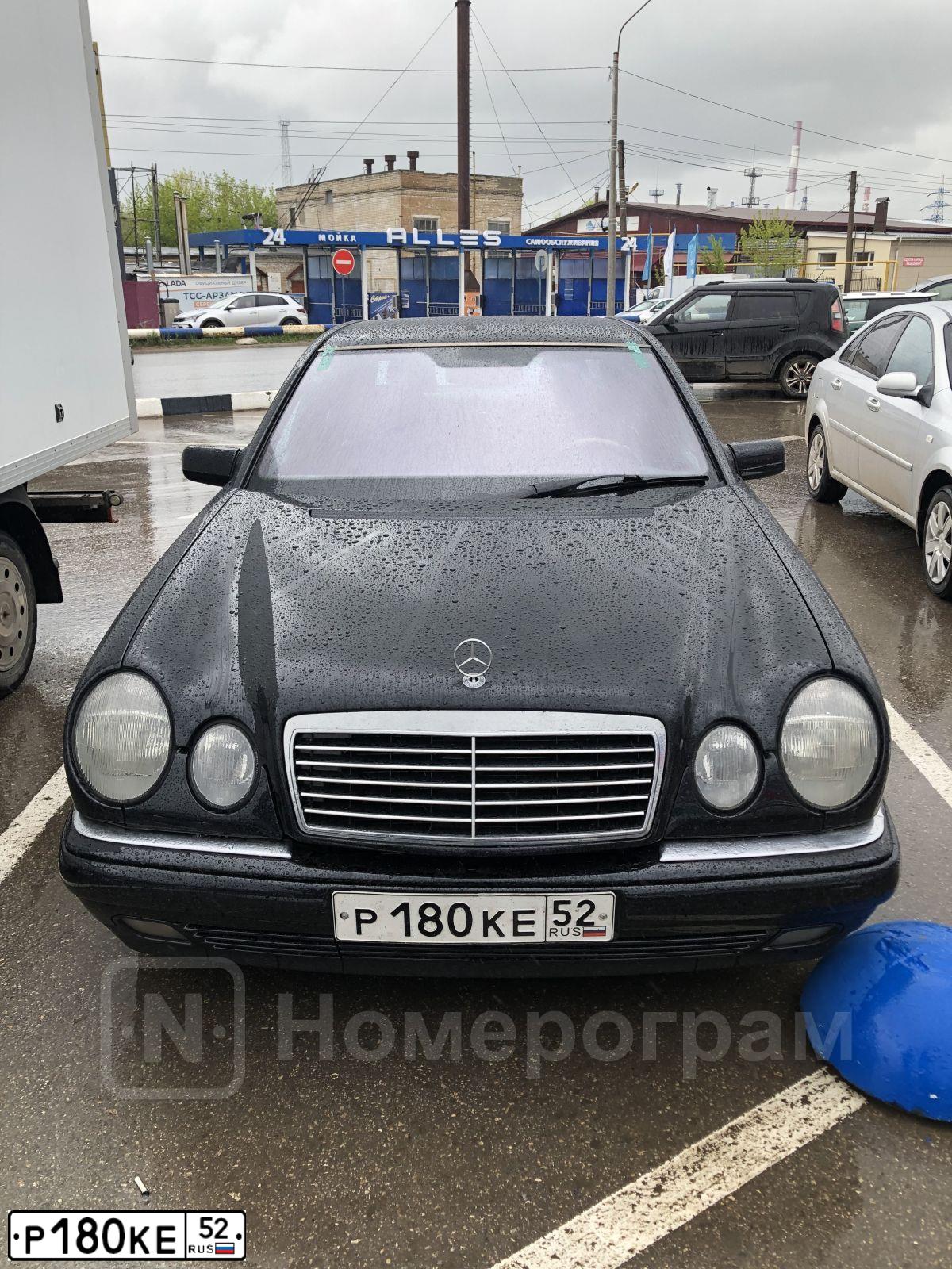 Фото автомобиля MERCEDES E-KLASSE, 1997 — госномер Р180КЕ52. Цвет: ЧЕРНЫЙ