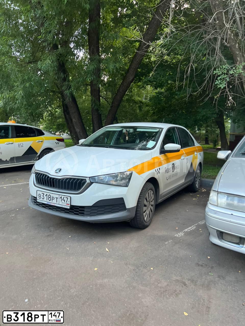 Фото автомобиля SKODA RAPID, 2021 — госномер Р293НЕ761. Цвет: БЕЛЫЙ-ЖЕЛТЫЙ-СЕРЫЙ