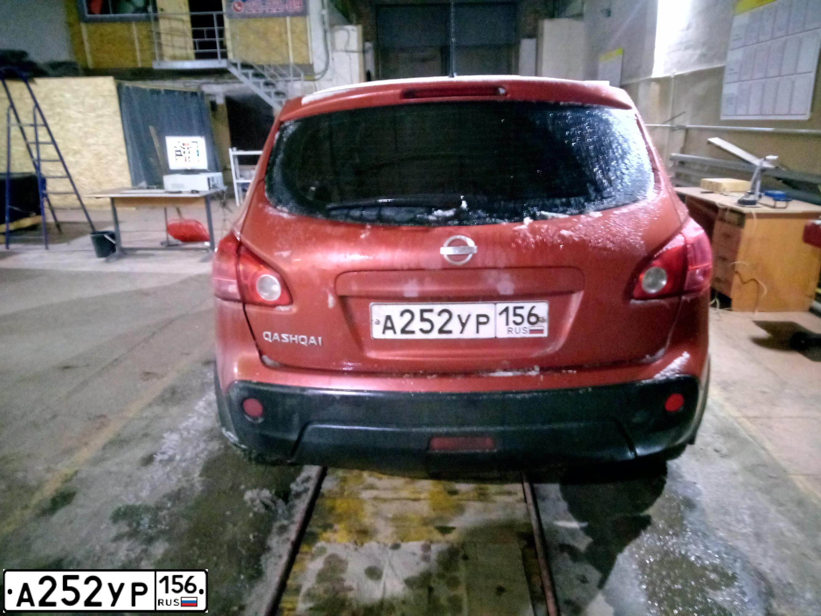 Фото автомобиля NISSAN QASHQAI, 2007 — госномер А252УР156. Цвет: ТЕМНО-КРАСНЫЙ