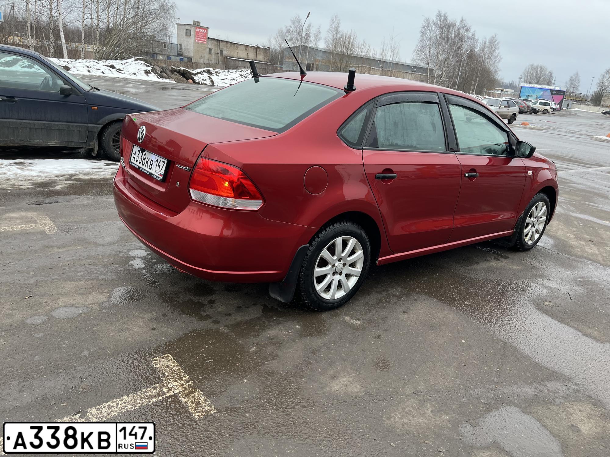 Фото автомобиля VOLKSWAGEN POLO, 2010 — госномер Е905ОР147. Цвет: ВИШНЕВО-КРАСНЫЙ