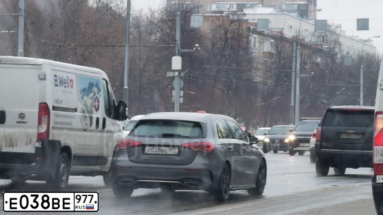 Фото автомобиля MERCEDES A-KLASSE, 2018 — госномер Е038ВЕ977. Цвет: Серый