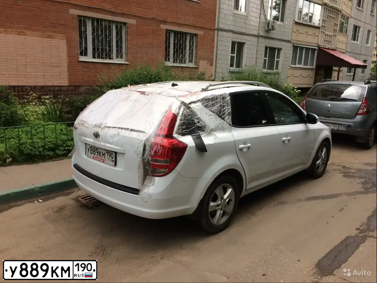 Фото автомобиля KIA CEE'D, 2010 — госномер У889КМ190. Цвет: Белый