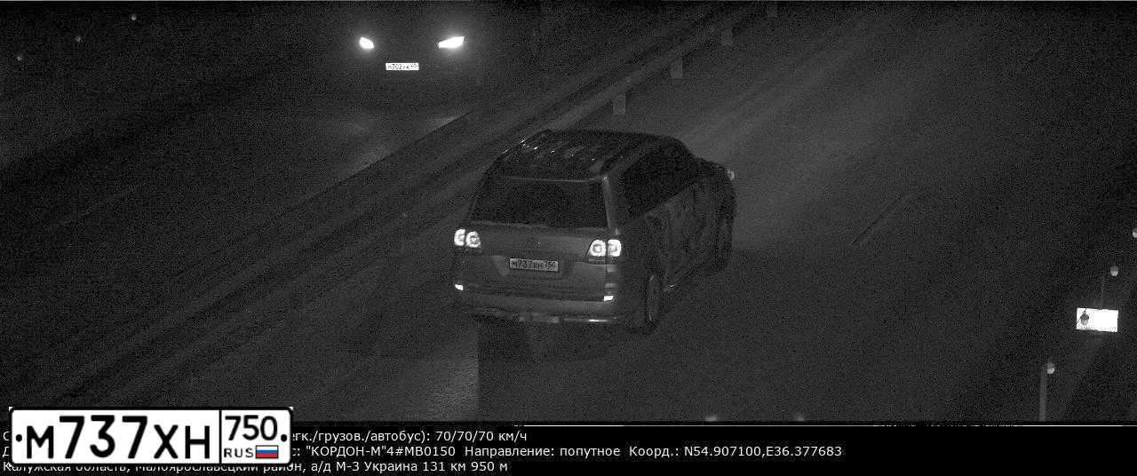 Фото автомобиля TOYOTA LANDCRUISER 200, 2010 — госномер У300АА98. Цвет: СЕРЕБРИСТЫЙ