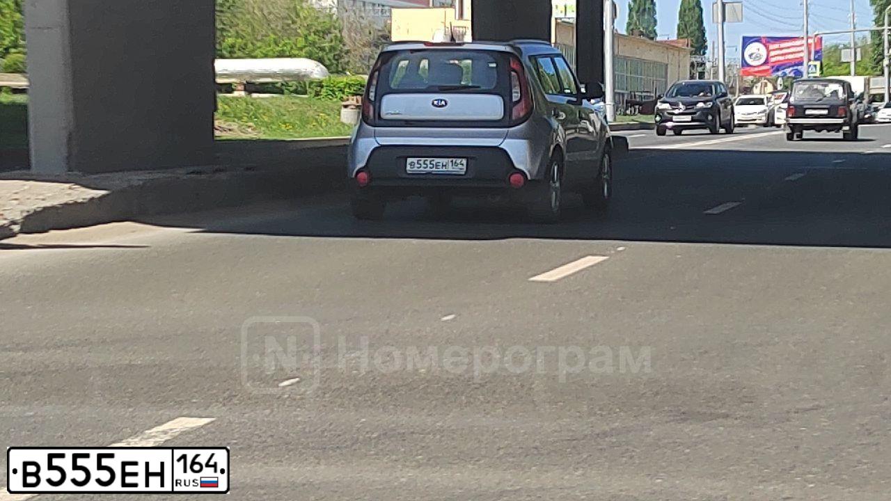 Фото автомобиля KIA SOUL, 2014 — госномер В555ЕН164. Цвет: Серый