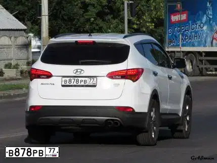 Фото автомобиля HYUNDAI SANTA FE, 2012 — госномер В878РВ77. Цвет: БЕЛЫЙ