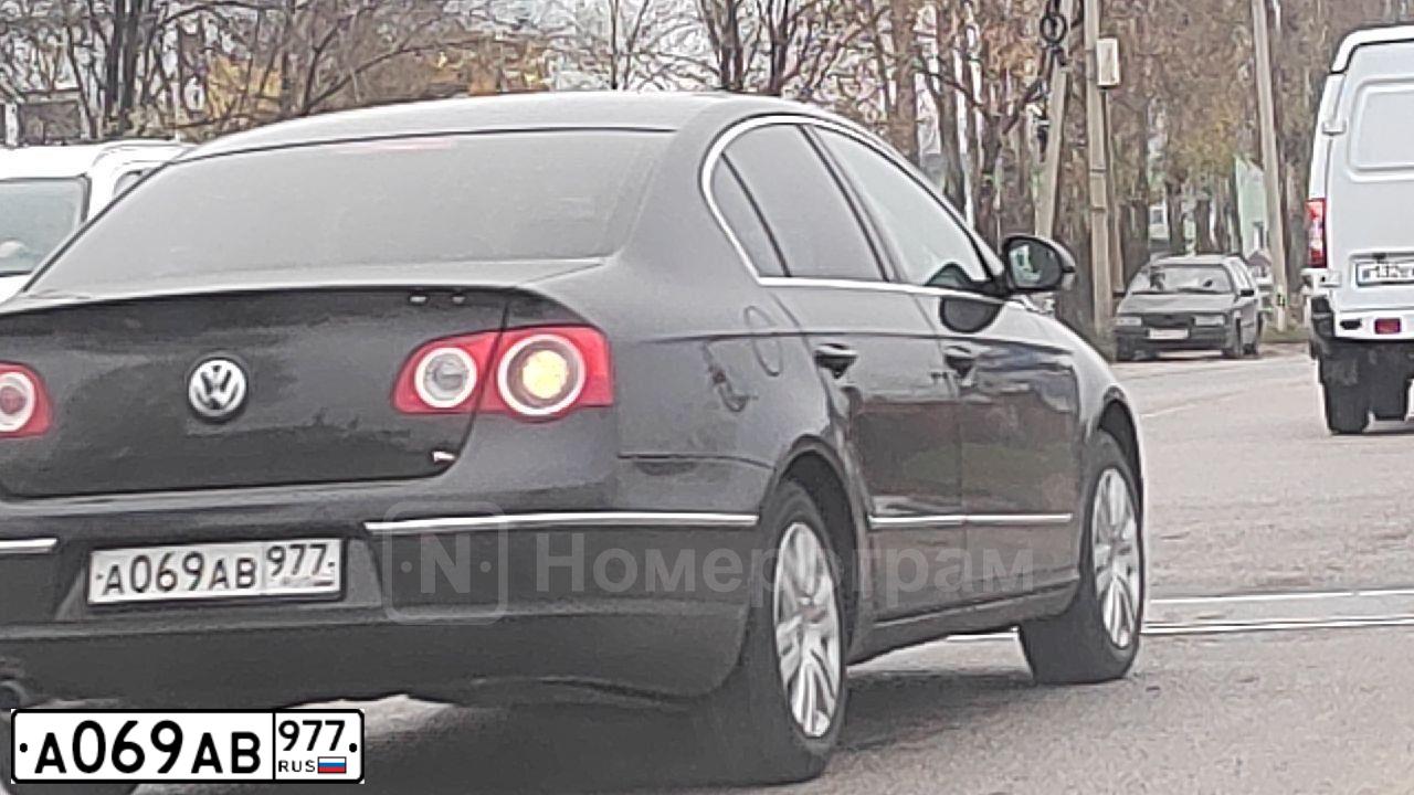 Фото автомобиля VOLKSWAGEN PASSAT, 2007 — госномер Н228ТХ777. Цвет: Коричневый
