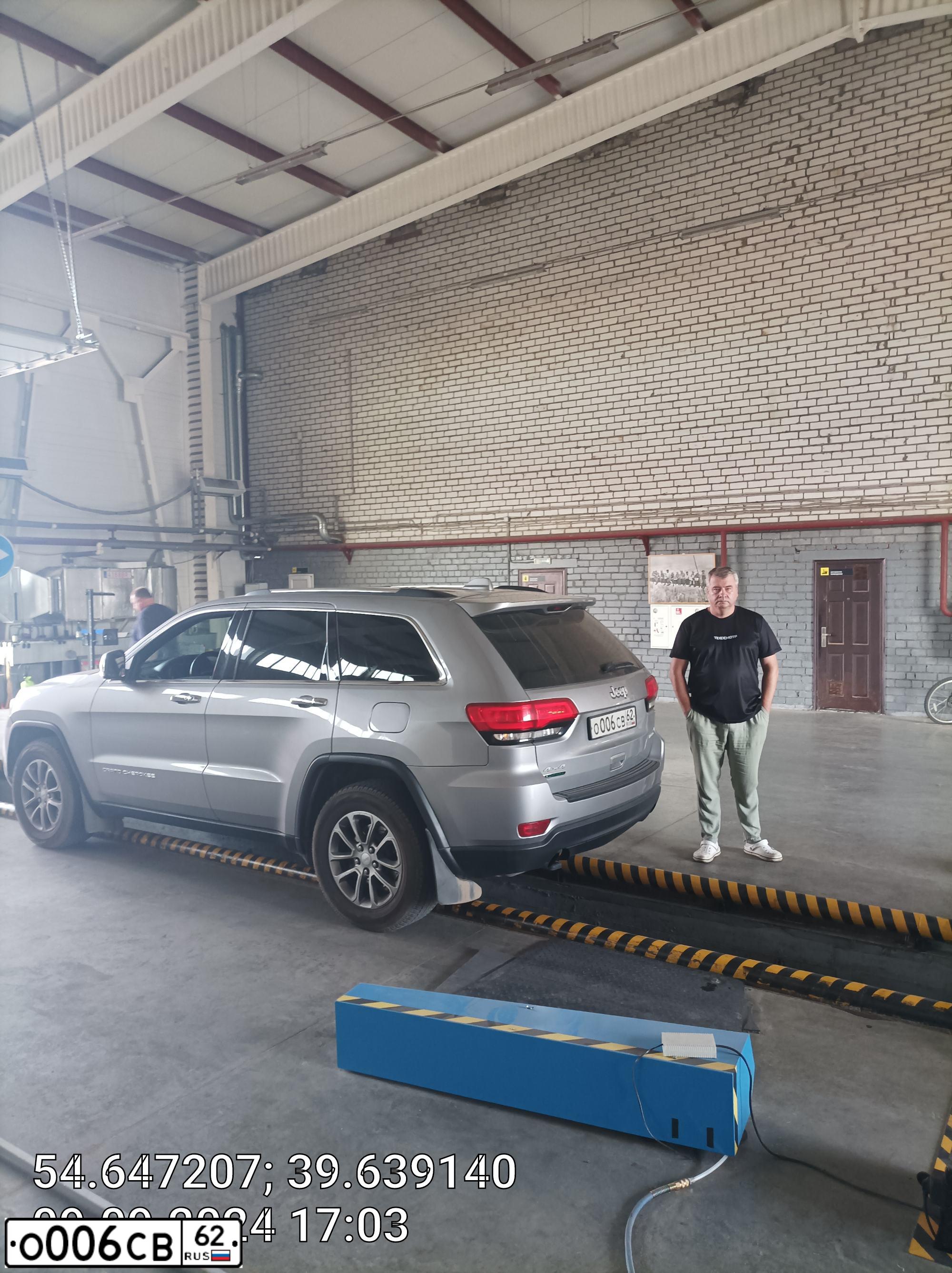 Фото автомобиля JEEP GRAND CHEROKEE, 2013 — госномер О006СВ62. Цвет: СВЕТЛО-СЕРЫЙ