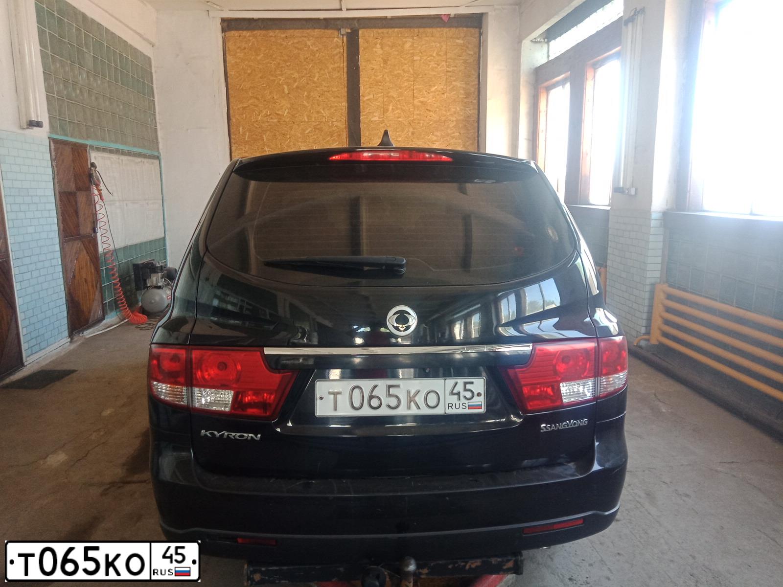 Фото автомобиля SSANGYONG KYRON, 2012 — госномер Т065КО45. Цвет: ЧЕРНЫЙ