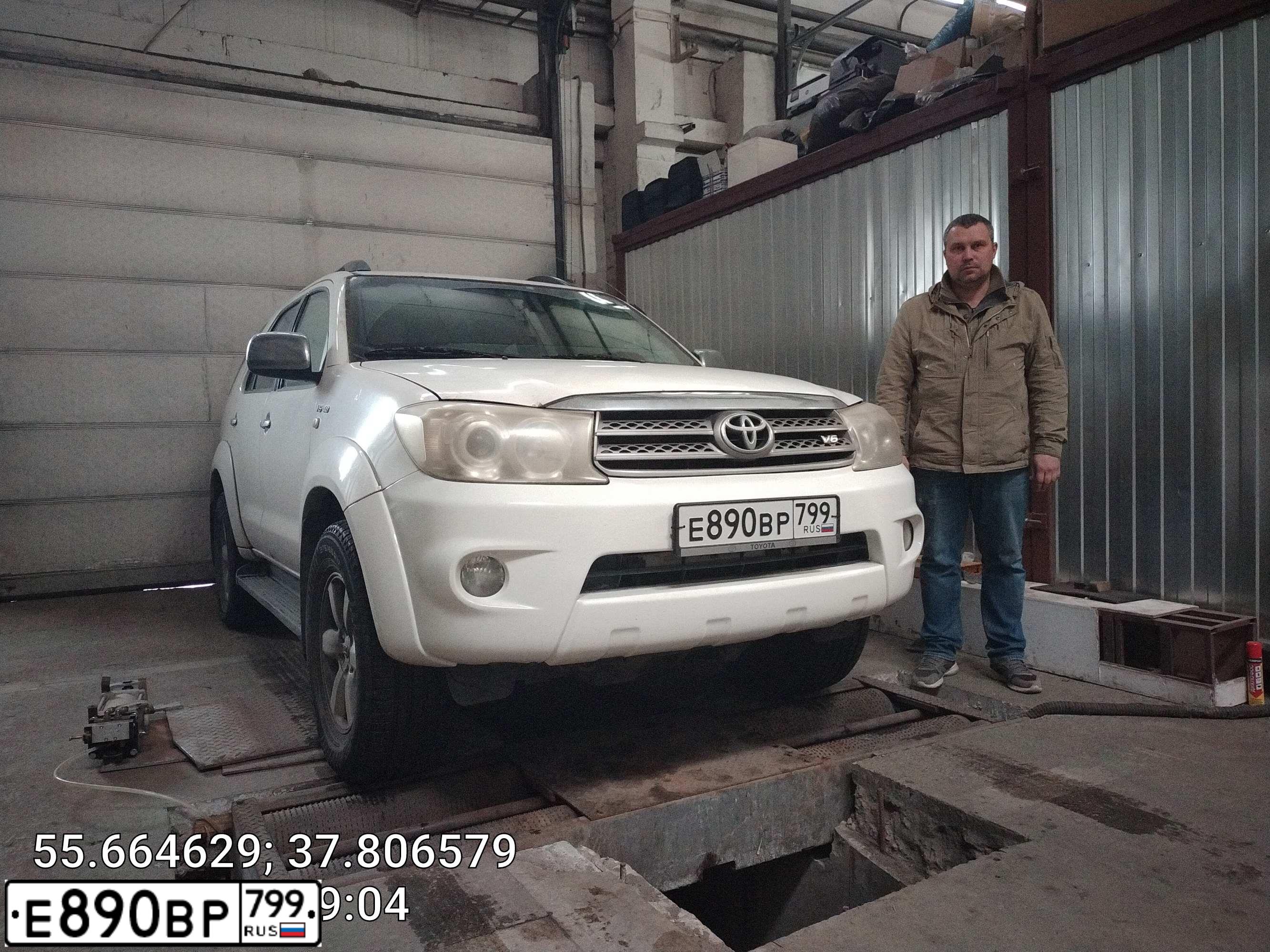 Фото автомобиля TOYOTA FORTUNER, 2008 — госномер О772УР154. Цвет: Белый