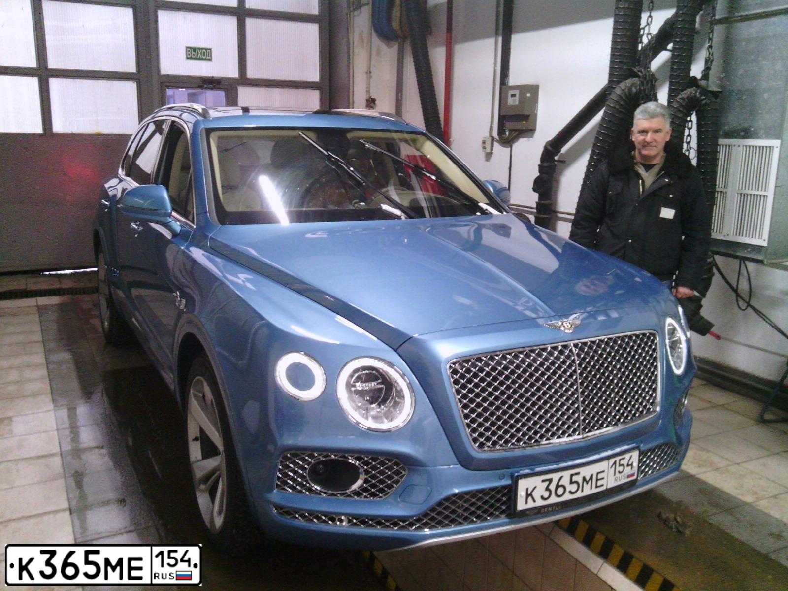 Фото автомобиля BENTLEY BENTAYGA, 2019 — госномер Н400ВЕ977. Цвет: голубой