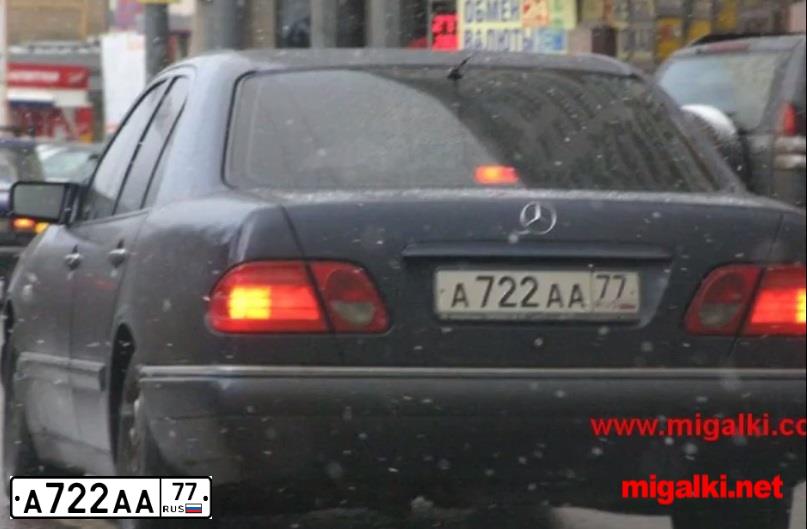 Фото автомобиля BENTLEY CONTINENTAL, 2006 — госномер А722АА77. Цвет: ТЕМНО-СИНИЙ