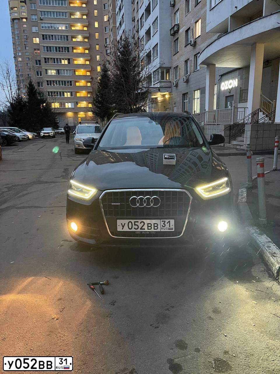 Фото автомобиля AUDI Q3, 2013 — госномер Е002УЕ77. Цвет: ЧЕРНЫЙ