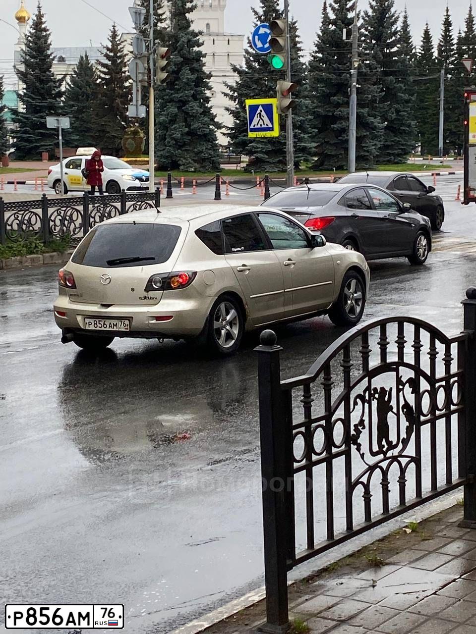 Фото автомобиля MAZDA 3, 2005 — госномер Х593ОР76. Цвет: КОРИЧНЕВЫЙ