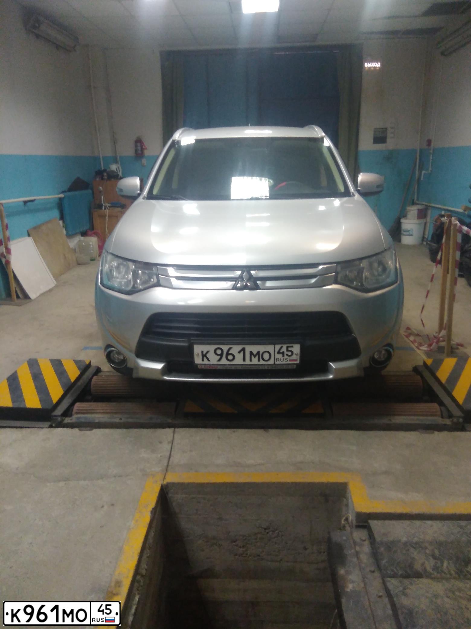 Фото автомобиля MITSUBISHI OUTLANDER, 2014 — госномер К961МО45. Цвет: Серебристый