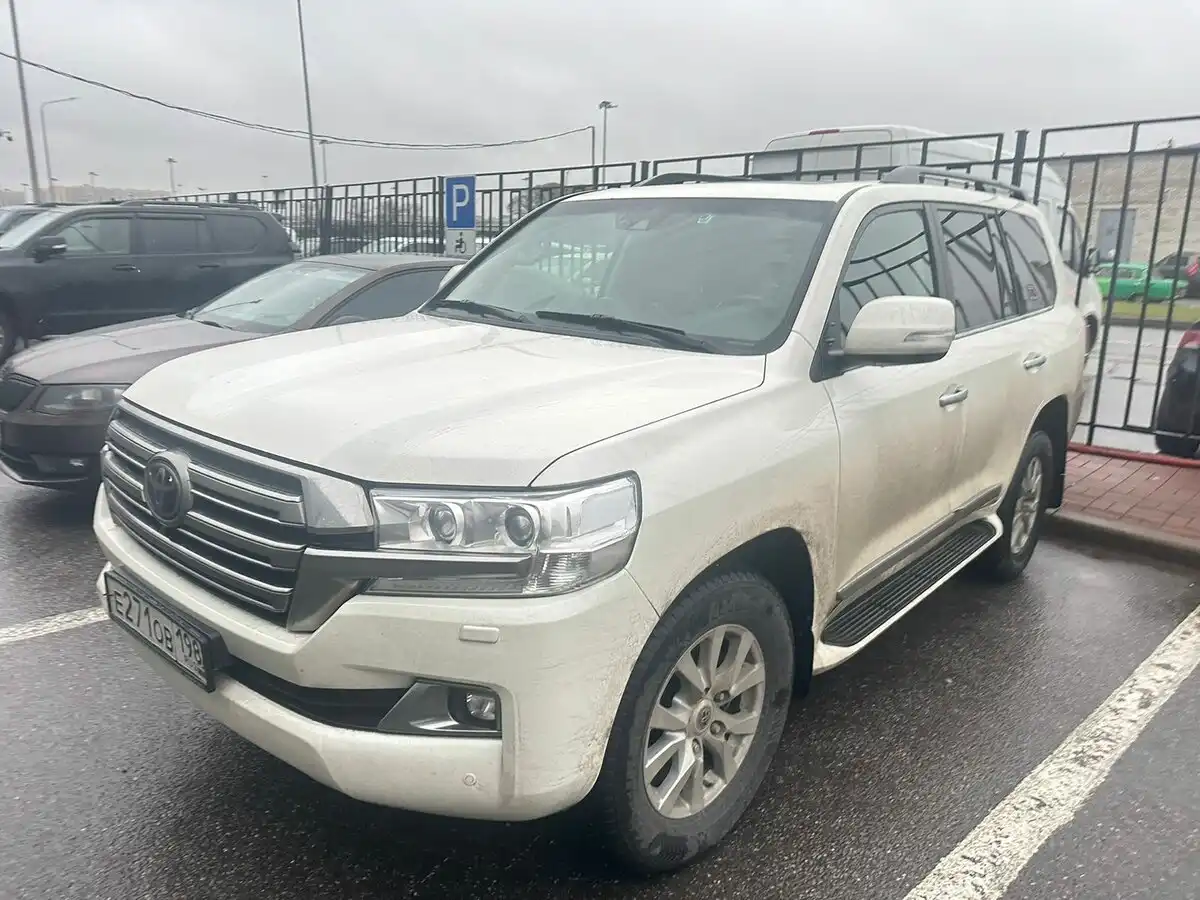 Фото автомобиля TOYOTA LAND CRUISER 200, 2019 — госномер У166ЕТ198. Цвет: Белый