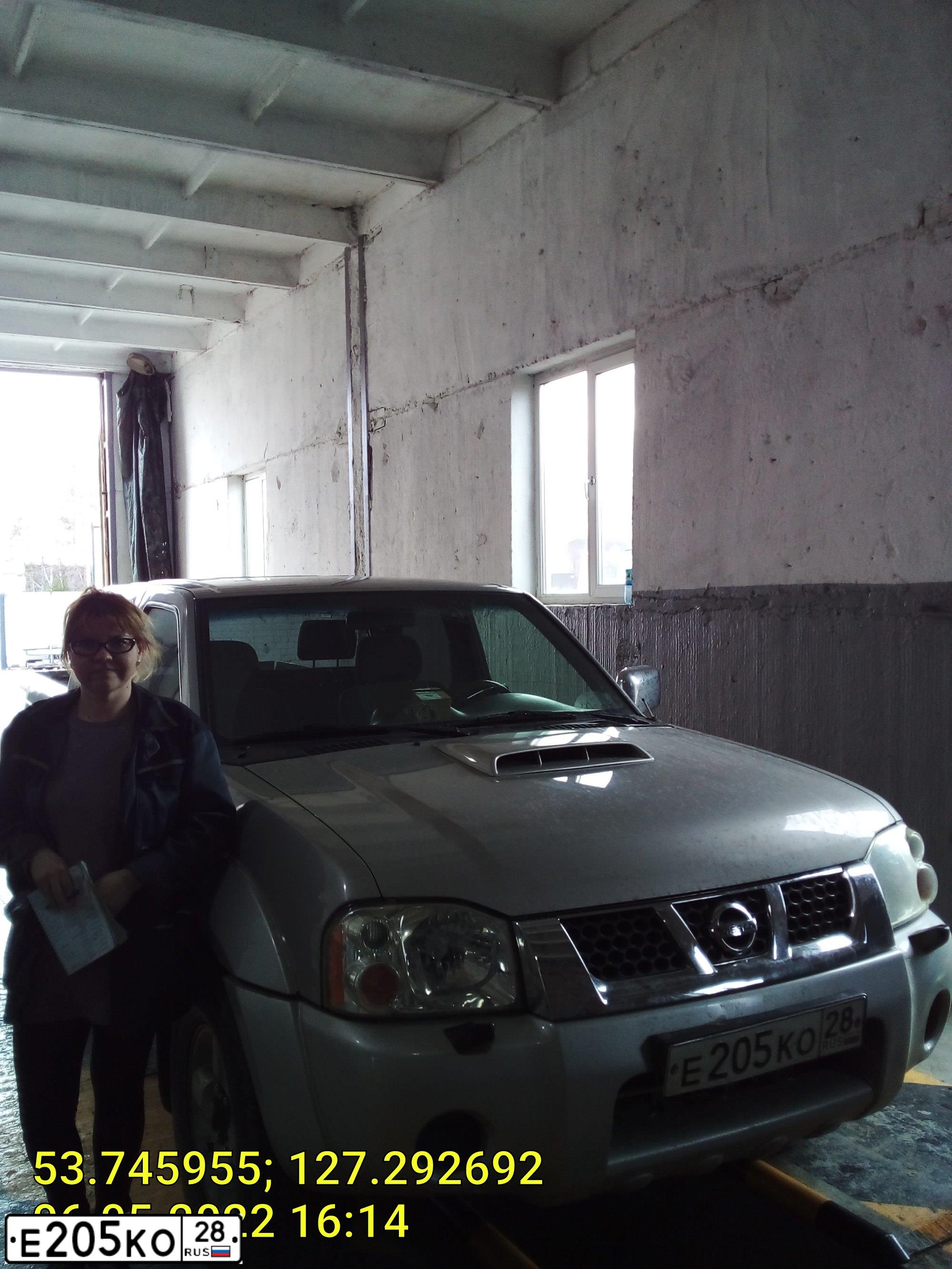 Фото автомобиля NISSAN NP 300, 2012 — госномер Е205КО28. Цвет: СЕРЕБРИСТЫЙ