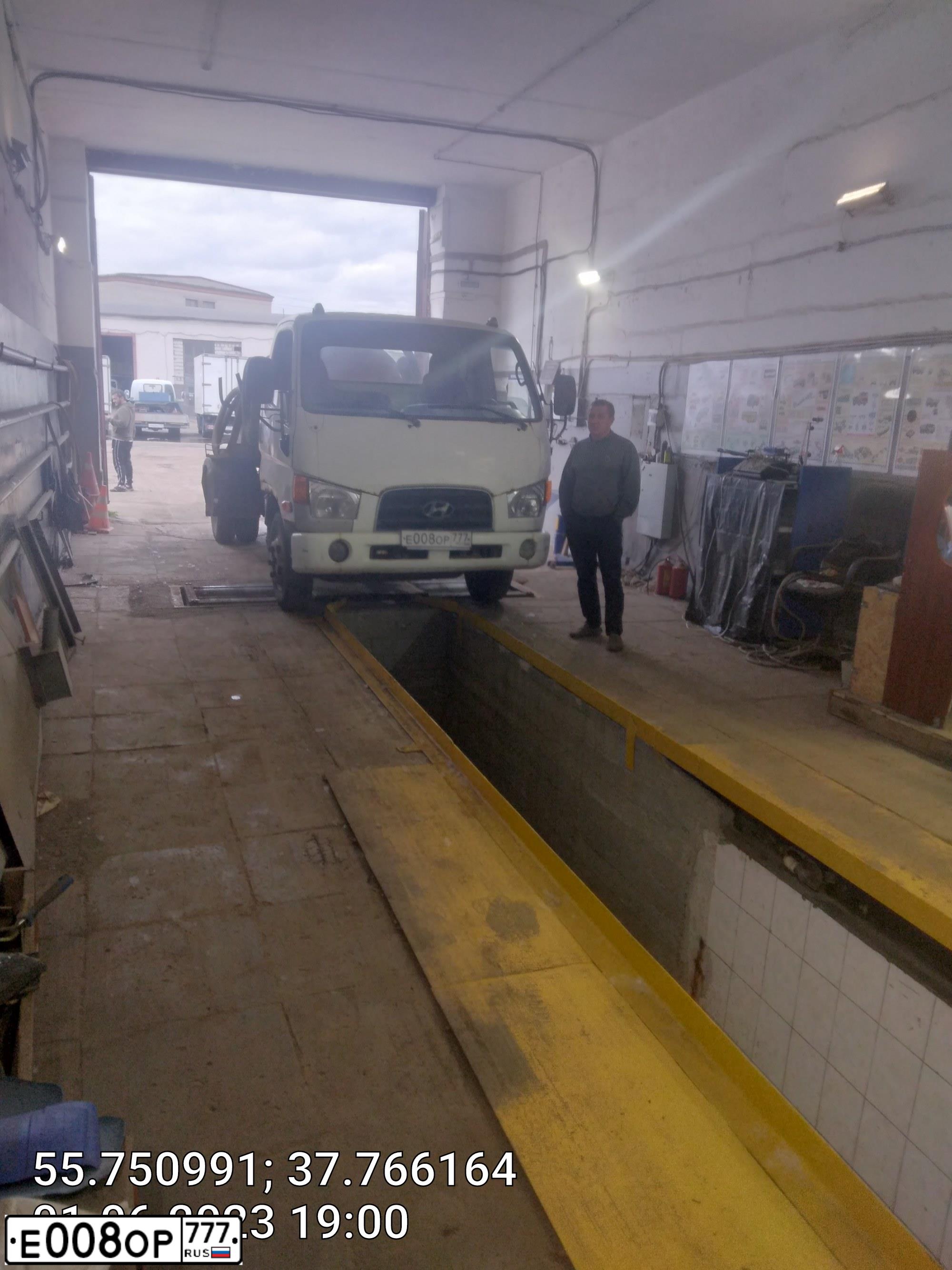 Фото автомобиля HYUNDAI MIGHTY, 2012 — госномер Е008ОР777. Цвет: Белый