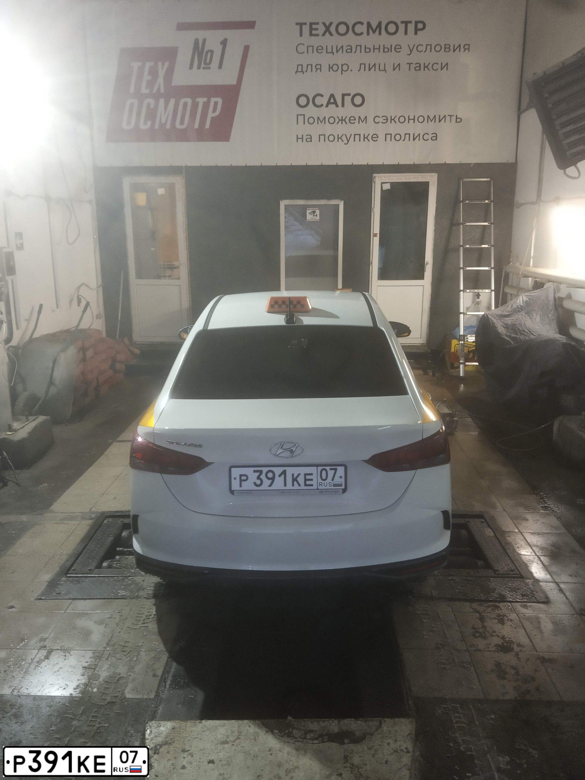 Фото автомобиля HYUNDAI SOLARIS, 2021 — госномер Р391КЕ07. Цвет: БЕЛЫЙ ЖЕЛТЫЙ СЕРЫЙ