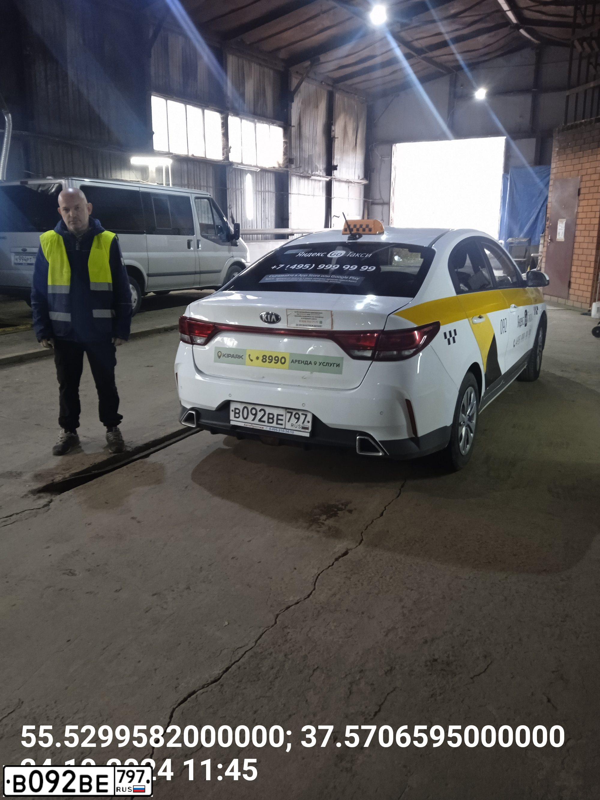 Фото автомобиля KIA RIO, 2020 — госномер В092ВЕ797. Цвет: БЕЛЫЙ-ЖЕЛТЫЙ-СЕРЫЙ