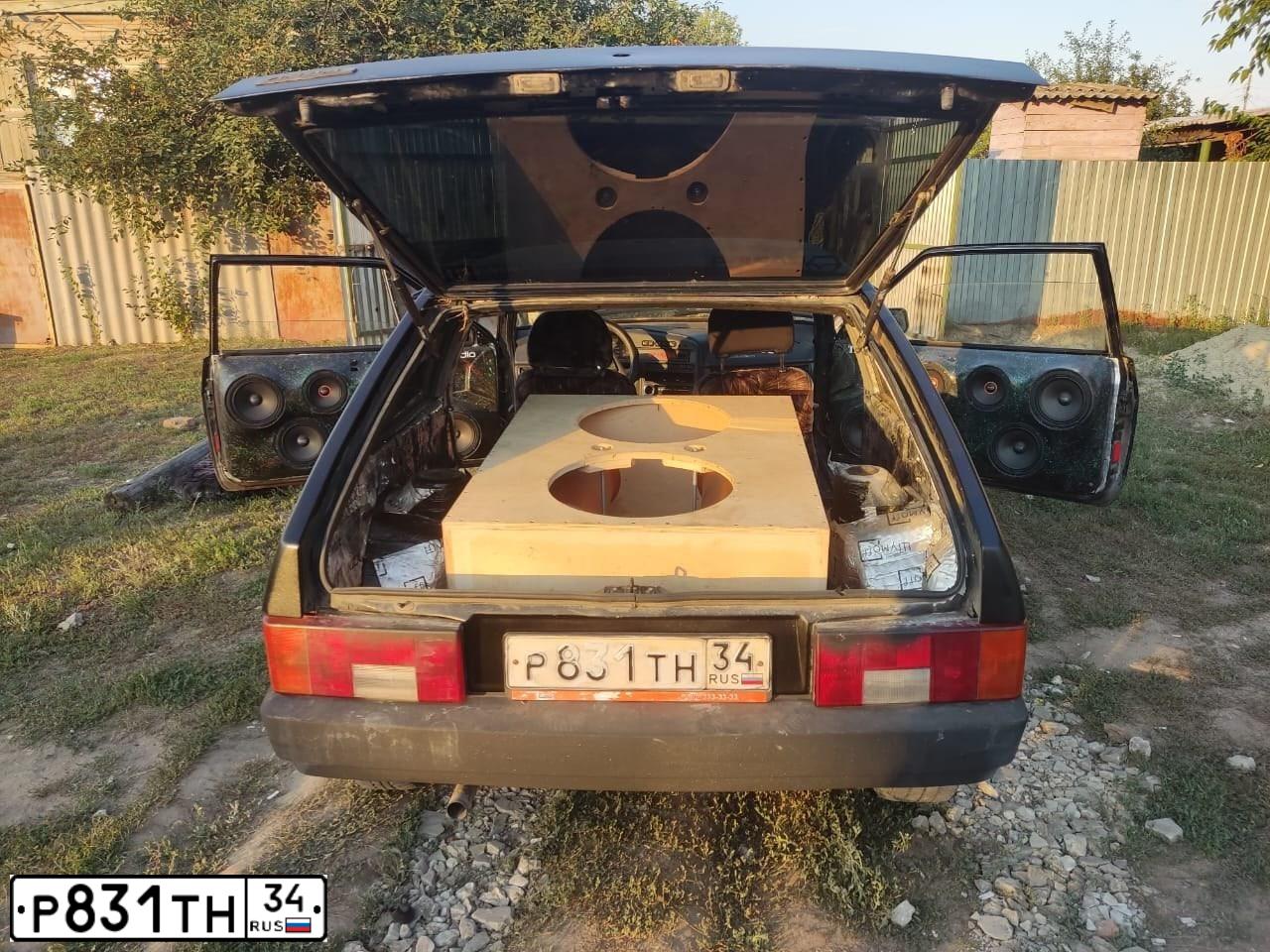 Фото автомобиля LADA 2108 SAMARA, 1997 — госномер Р831ТН34. Цвет: ЧЕРНЫЙ