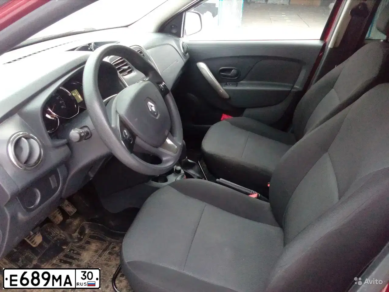 Фото автомобиля RENAULT SANDERO, 2014 — госномер В687ТА126. Цвет: КРАСНЫЙ