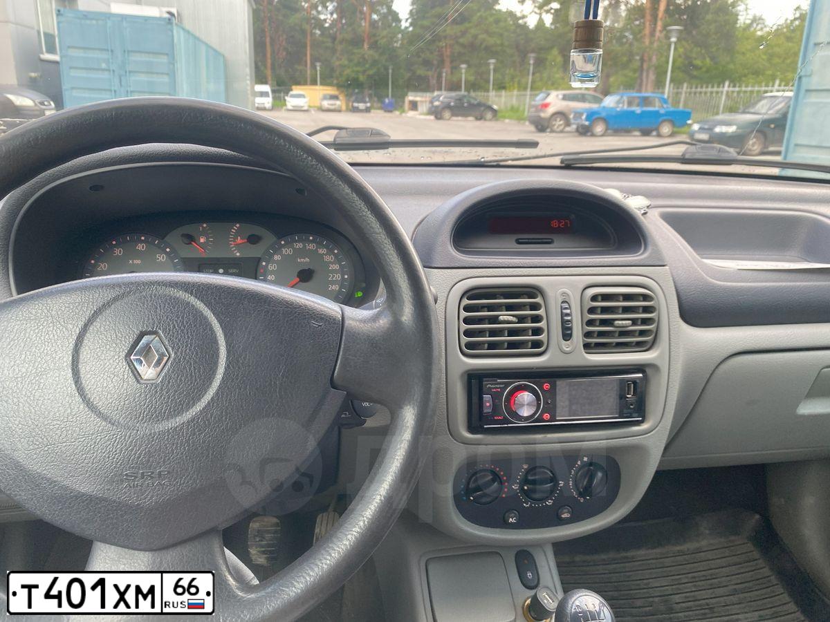 Фото автомобиля RENAULT SYMBOL, 2005 — госномер Н595КУ774. Цвет: синий