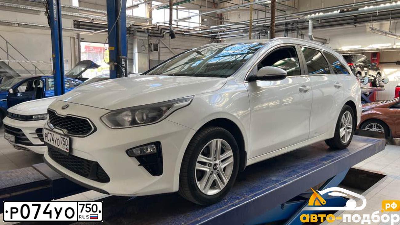 Фото автомобиля KIA CEE'D, 2019 — госномер Р074УО750. Цвет: Белый