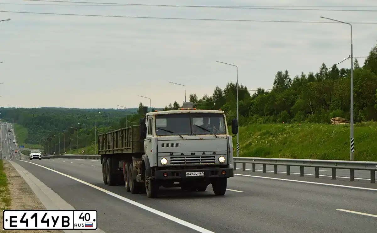 Фото автомобиля KAMAZ 54112 /6X4/, 1996 — госномер Е414УВ40. Цвет: СВЕТЛО-ДЫМЧАТЫЙ