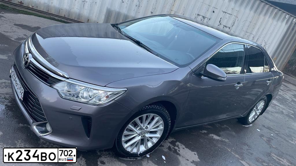 Фото автомобиля TOYOTA CAMRY, 2015 — госномер К234ВО702. Цвет: СЕРЫЙ МЕТАЛЛИК