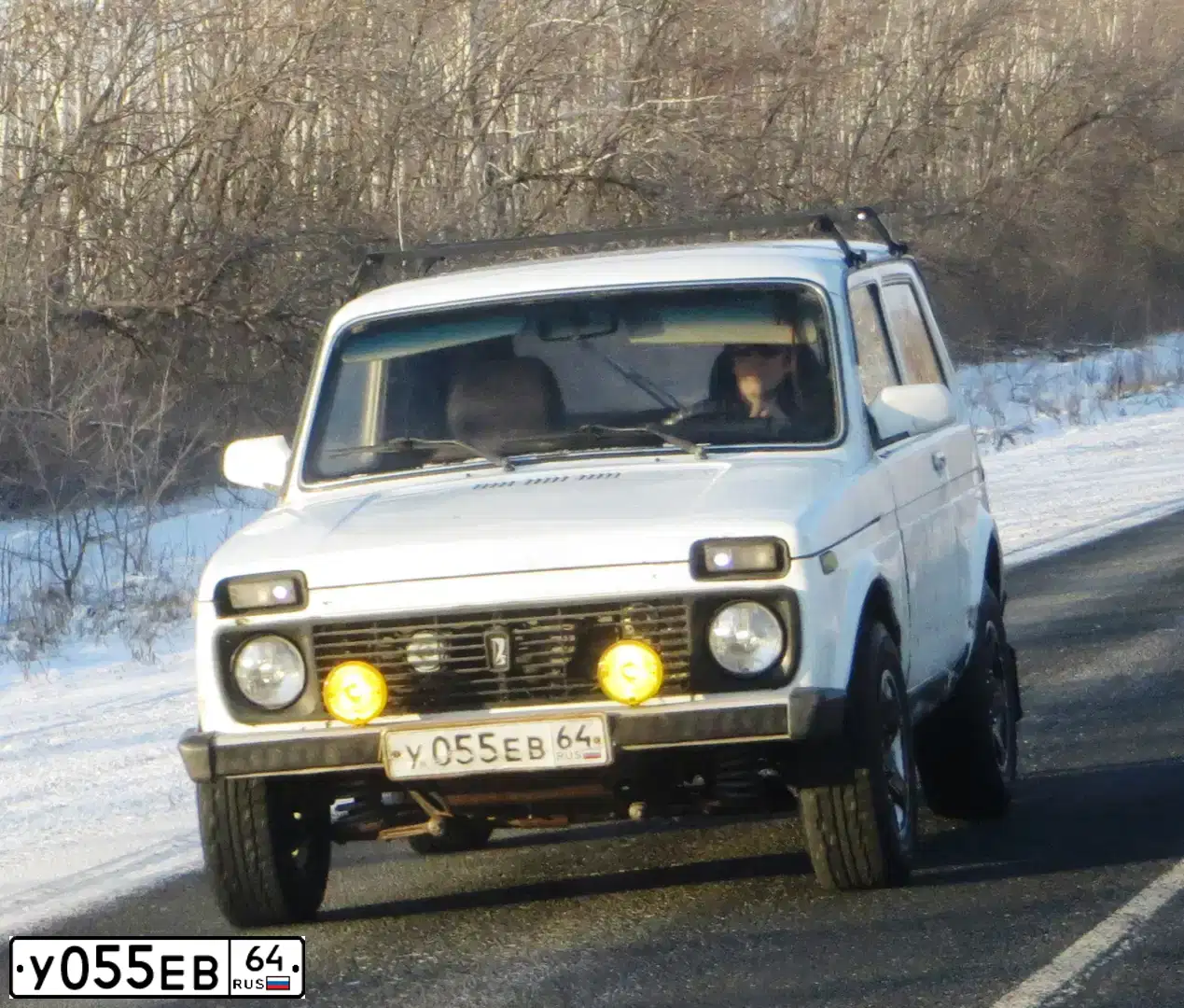 Фото автомобиля LADA 2121 NIVA, 2002 — госномер У055ЕВ64. Цвет: ЯРКО БЕЛЫЙ