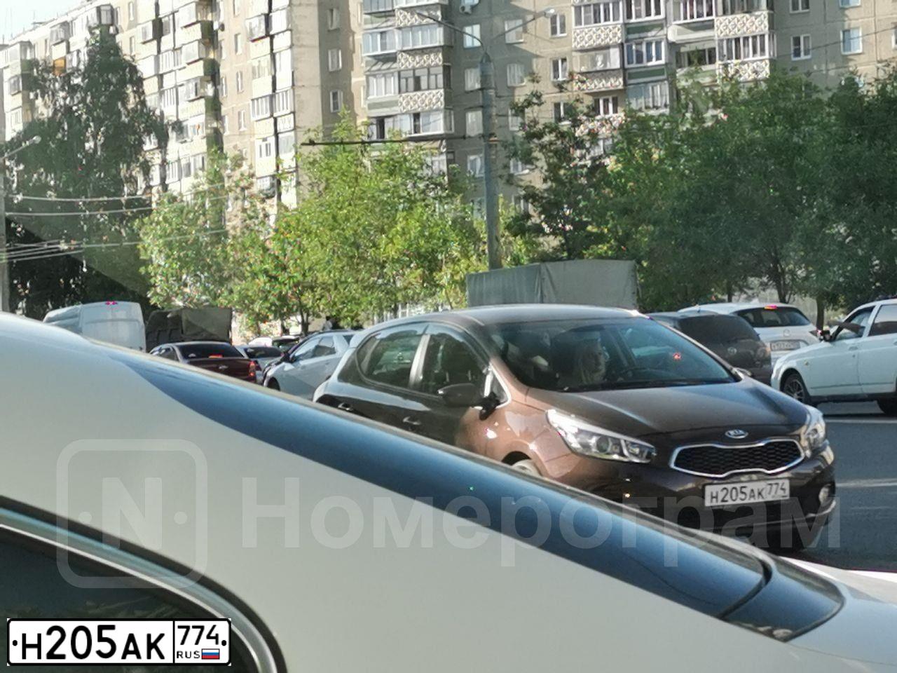Фото автомобиля KIA CEE'D, 2013 — госномер Н205АК774. Цвет: Коричневый