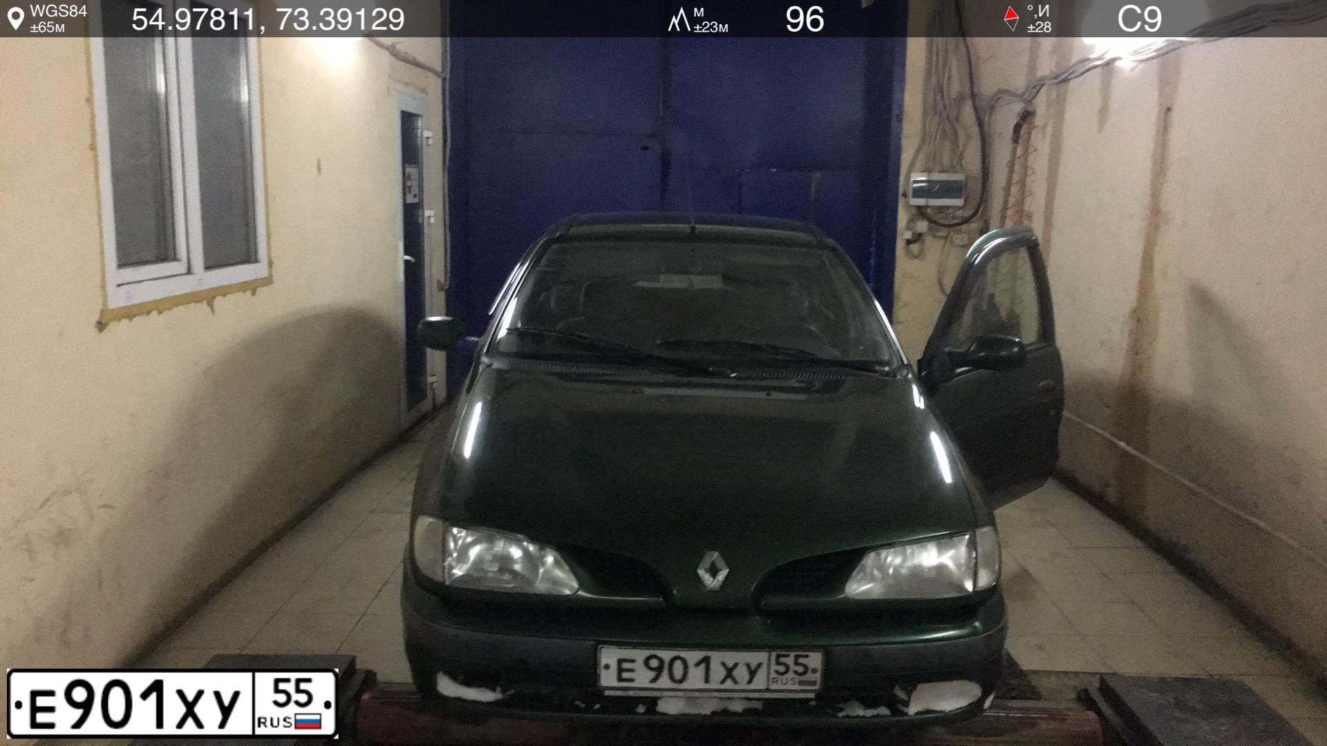 Фото автомобиля RENAULT MEGANE, 1998 — госномер Е901ХУ55. Цвет: ЗЕЛЕНЫЙ
