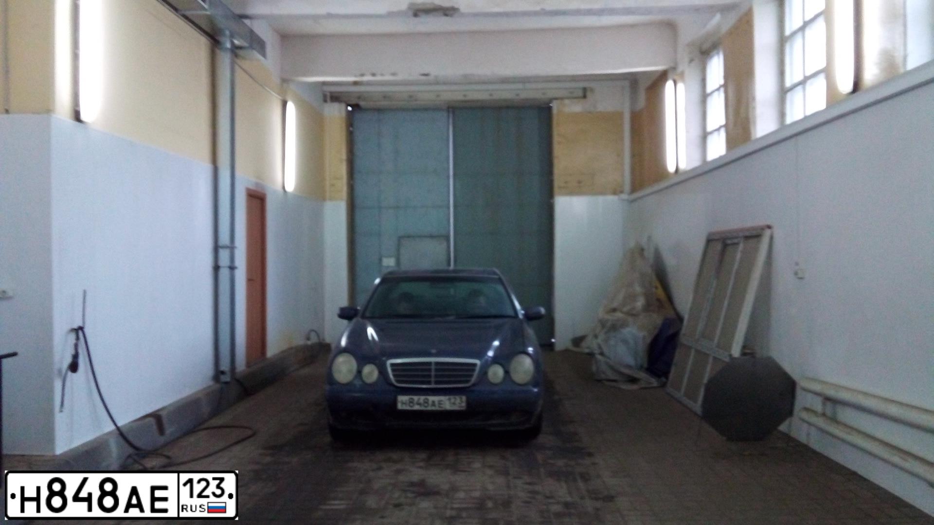 Фото автомобиля MERCEDES E-KLASSE, 1999 — госномер М217КТ761. Цвет: Темно-синий