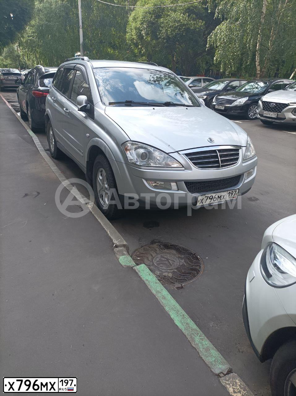 Фото автомобиля SSANGYONG KYRON, 2010 — госномер Х796МХ197. Цвет: СЕРЫЙ СВЕТЛЫЙ