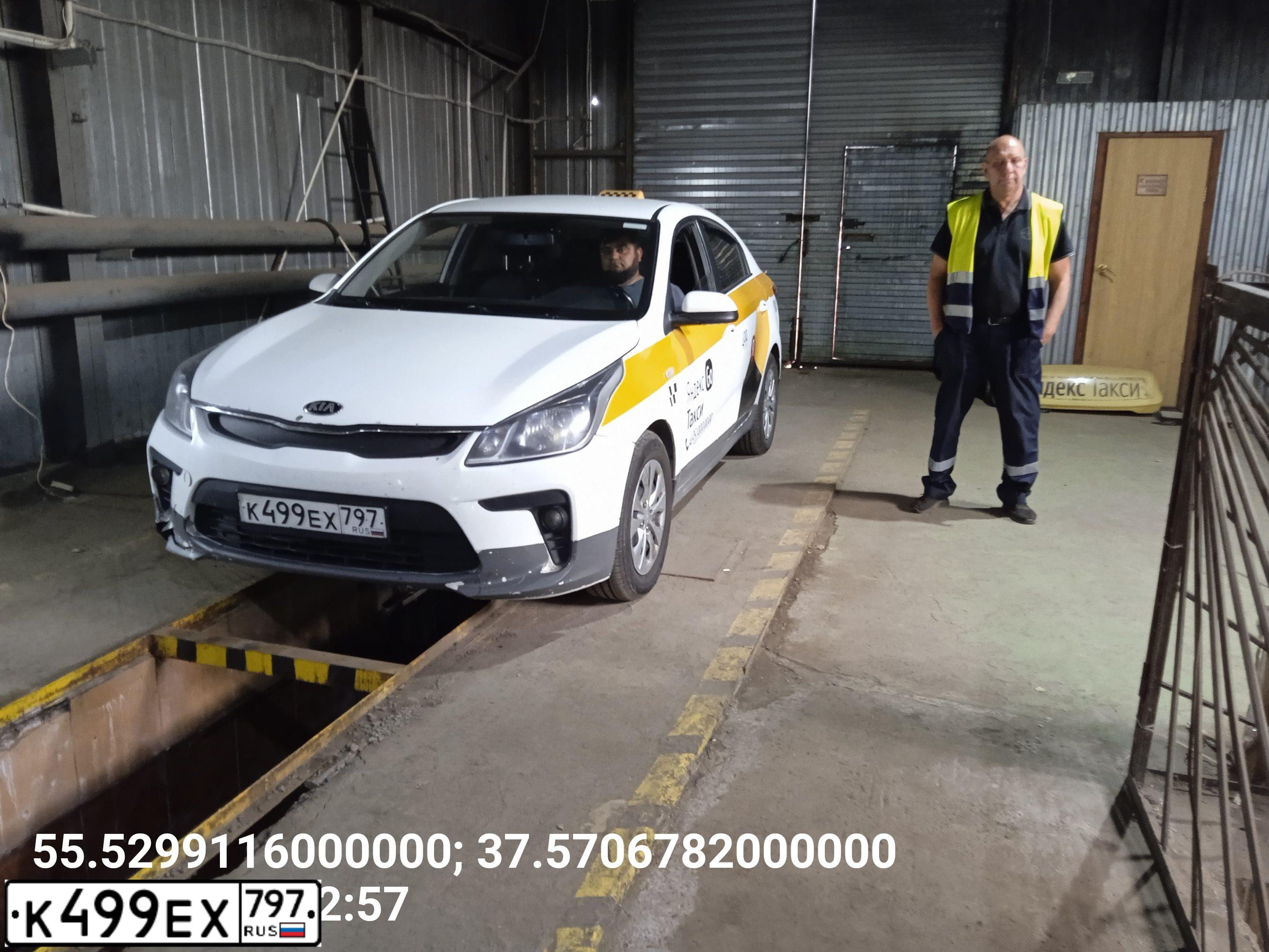 Фото автомобиля KIA RIO, 2019 — госномер К499ЕХ797. Цвет: БЕЛЫЙ-ЖЕЛТЫЙ-СЕРЫЙ