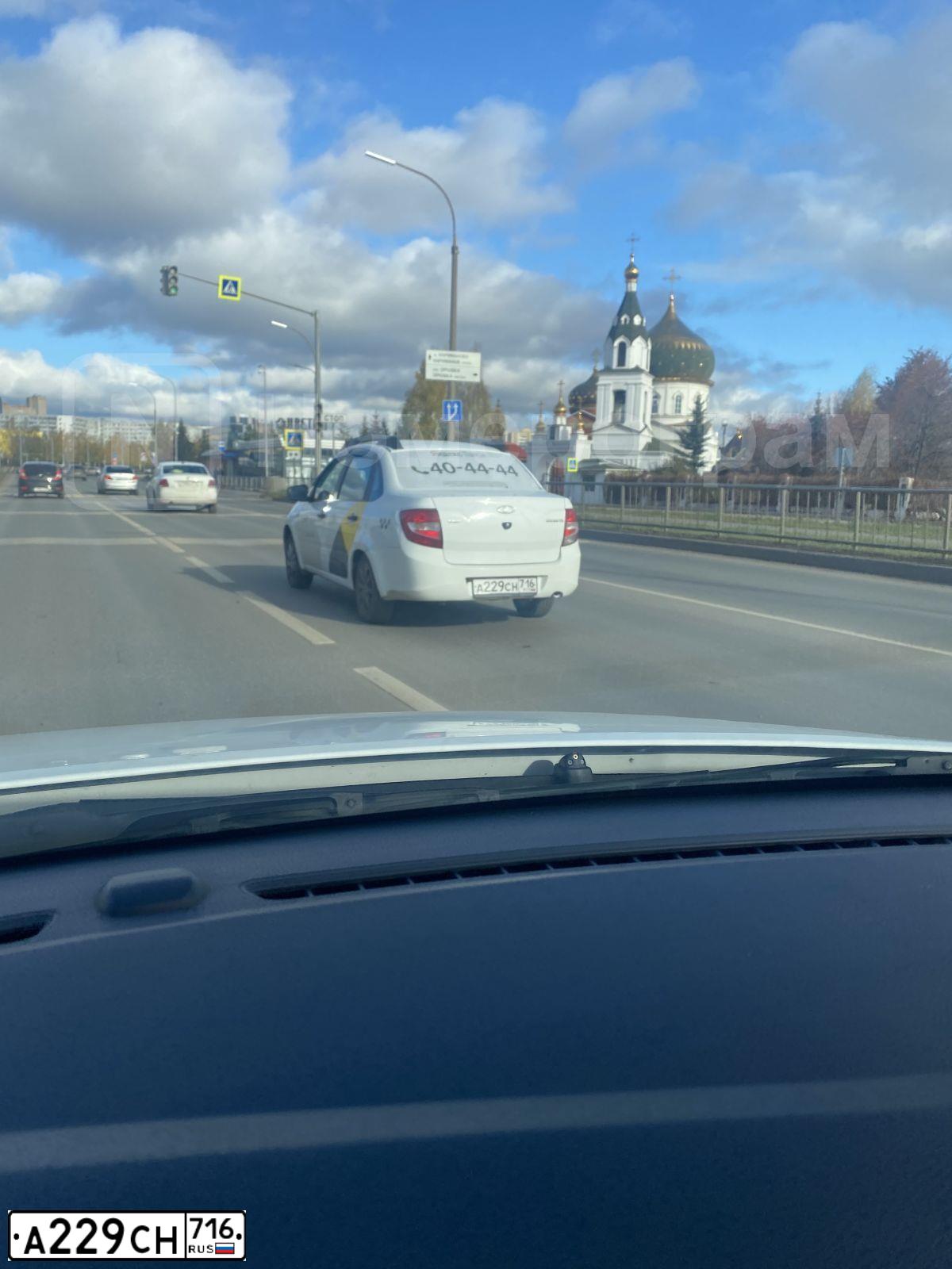 Фото автомобиля LADA 2190 GRANTA, 2018 — госномер А229СН716. Цвет: БЕЛЫЙ
