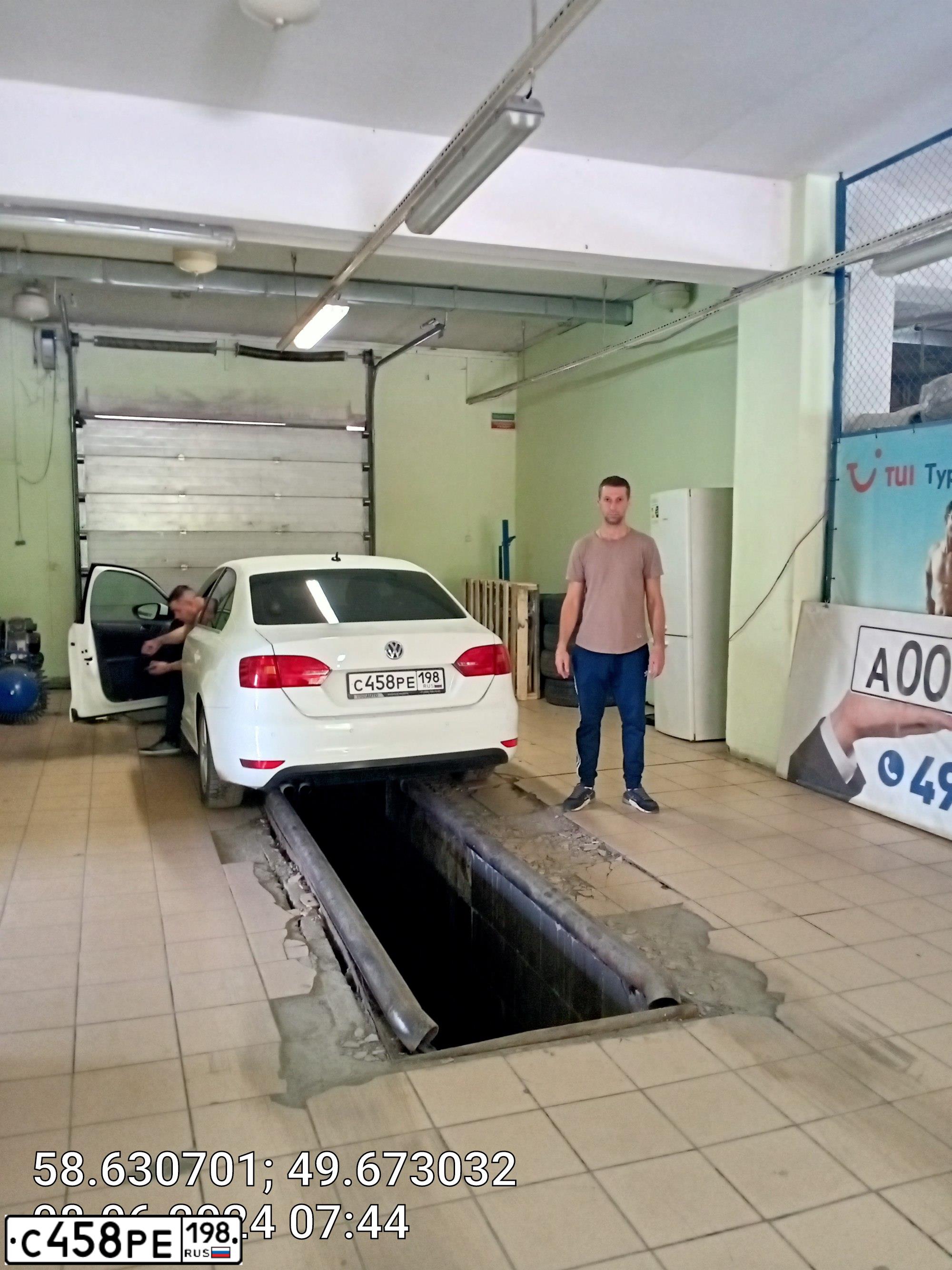 Фото автомобиля VOLKSWAGEN JETTA, 2012 — госномер С458РЕ198. Цвет: Белый