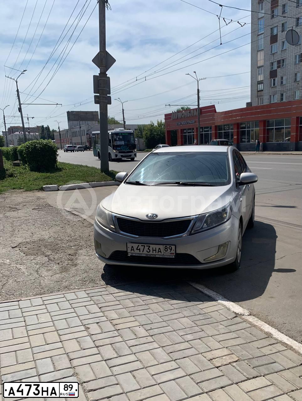Фото автомобиля KIA RIO, 2011 — госномер А473НА89. Цвет: СЕРЕБРИСТЫЙ