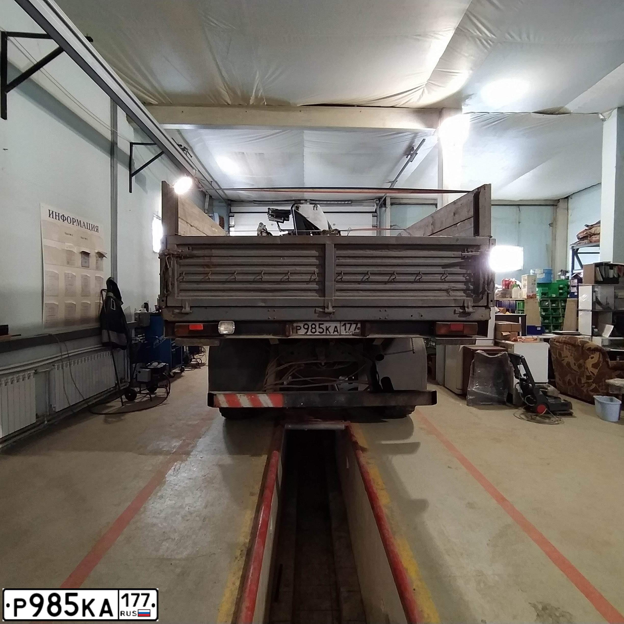 Фото автомобиля KAMAZ 4310 /6X6/, 1988 — госномер Р985КА177. Цвет: ЗЕЛЕНЫЙ
