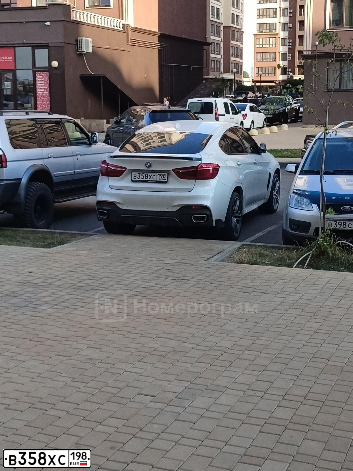 Фото автомобиля BMW X6, 2018 — госномер К008ЕА82. Цвет: БЕЛЫЙ МЕТАЛЛИК