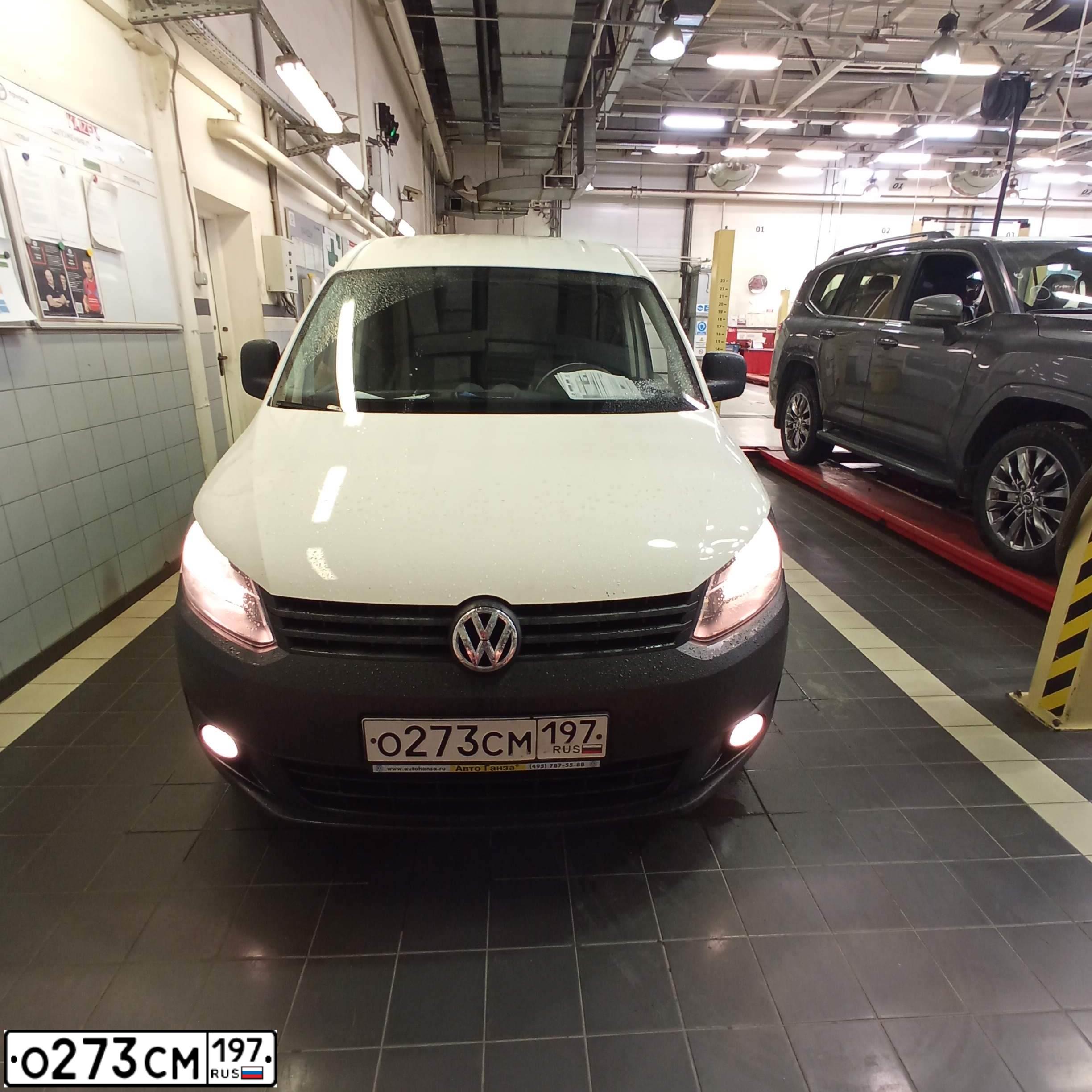 Фото автомобиля VOLKSWAGEN CADDY, 2011 — госномер О273СМ197. Цвет: БЕЛЫЙ