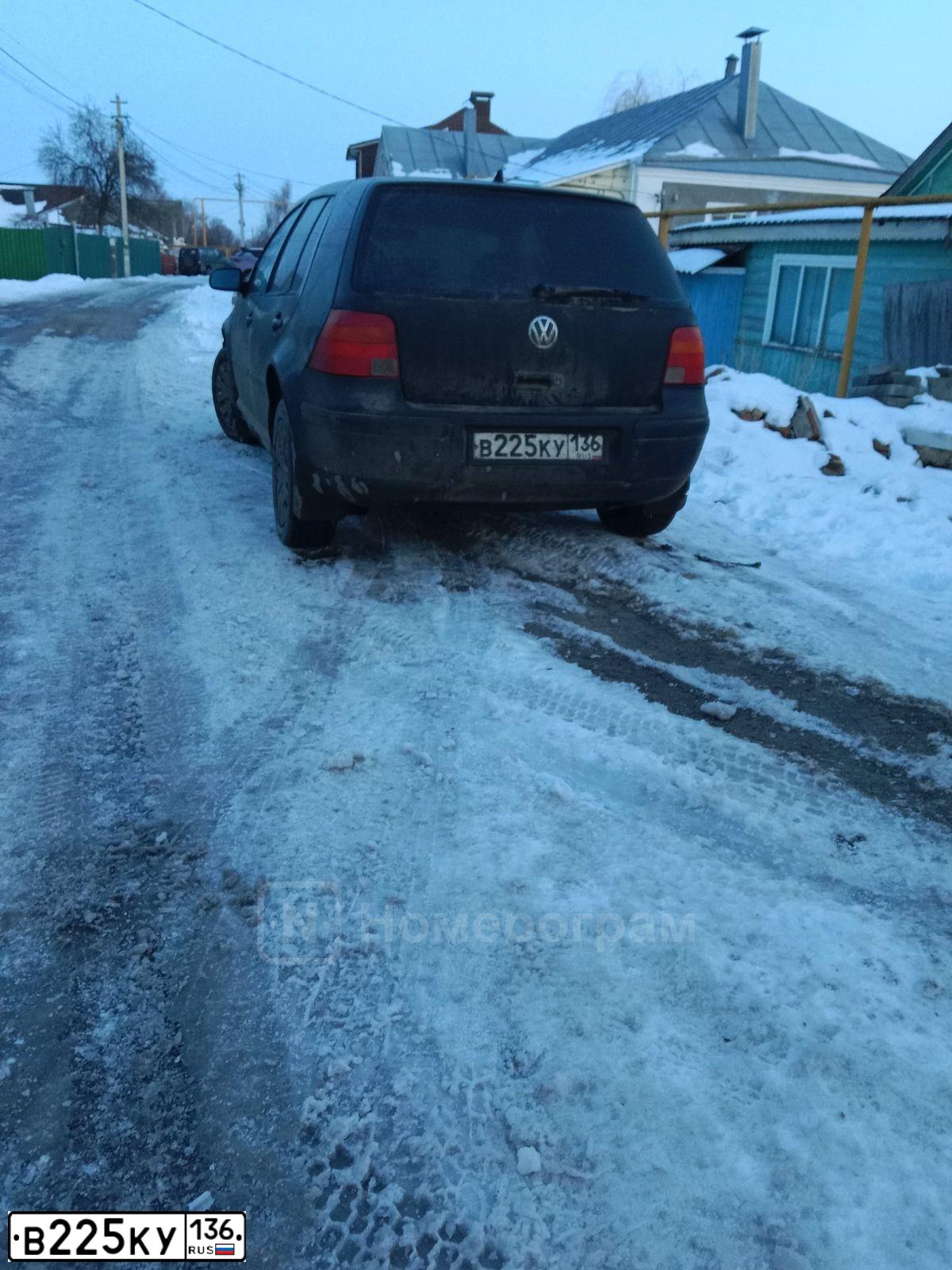 Фото автомобиля VOLKSWAGEN GOLF, 1999 — госномер В225КУ136. Цвет: ЧЕРНЫЙ