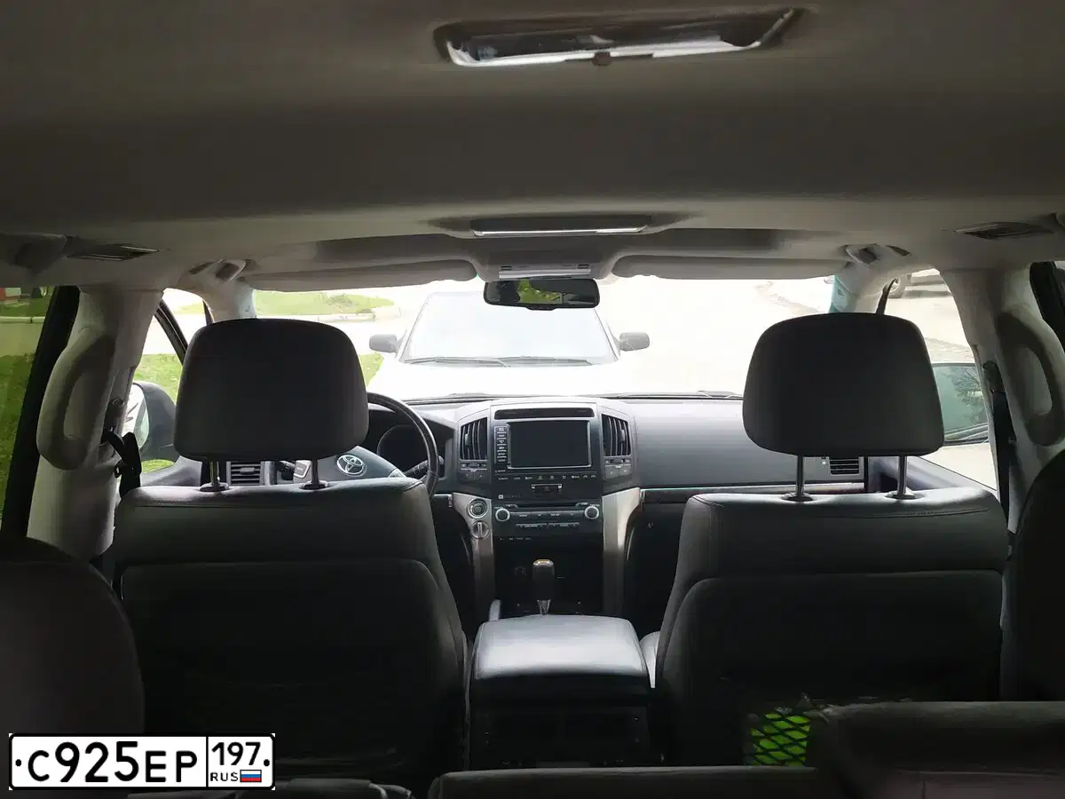 Фото автомобиля TOYOTA LANDCRUISER 200, 2010 — госномер У005ЕЕ190. Цвет: ЧЕРНЫЙ